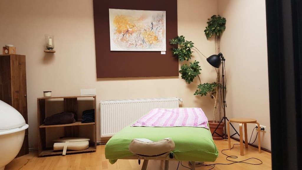 Ruhiger Behandlungsraum mit Massageliege