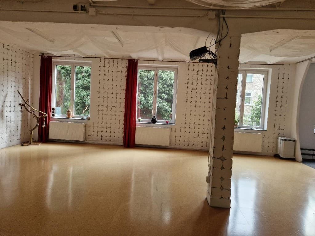 Heller Bewegungsraum für Yoga und Kurse